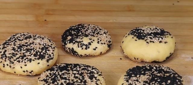 面粉里打4个鸡蛋，不用水，不油炸，比面包还好吃，上桌就抢光