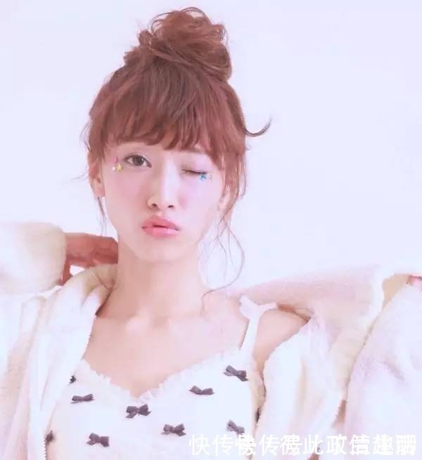 空气|绑头发不能太死板,现在流行的“空气坠”扎发!