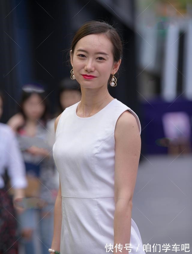 高端 白色圆领无袖连衣裙,搭配珍珠手链高贵无比,搭配红手表显得职场!