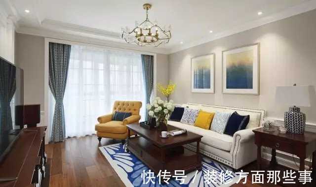 三居室|105平美式风三居室,浅灰的底色点缀亮黄、浅蓝为客厅时尚感