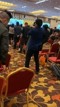 |搞笑GIF：都建功立业了，还是改不掉看见妹子就想抱的冲动