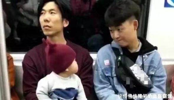 宝爸|花痴宝宝‘’第一次坐地铁，对着小哥哥不停‘’放电‘’，宝爸很无奈