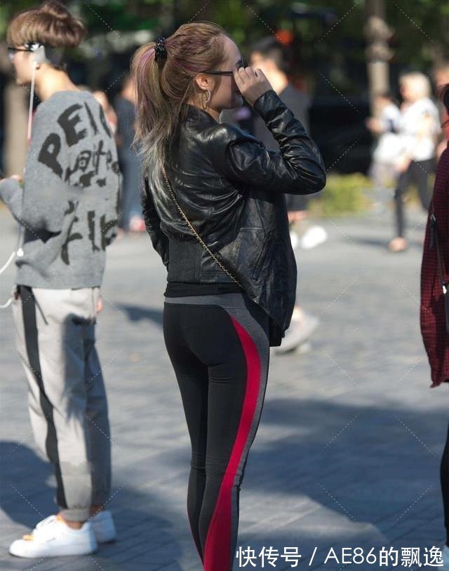 搭配 女生比例均匀,同色系搭配非常漂亮,特别是穿黑色衣服时!