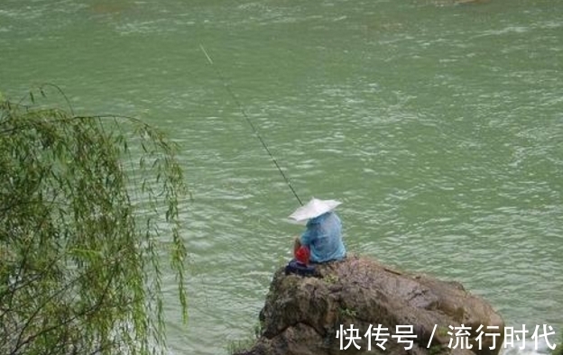 水蛭|一男子突发奇想用猪肉当鱼饵，过一会拉起鱼钩，顿时惊慌失措