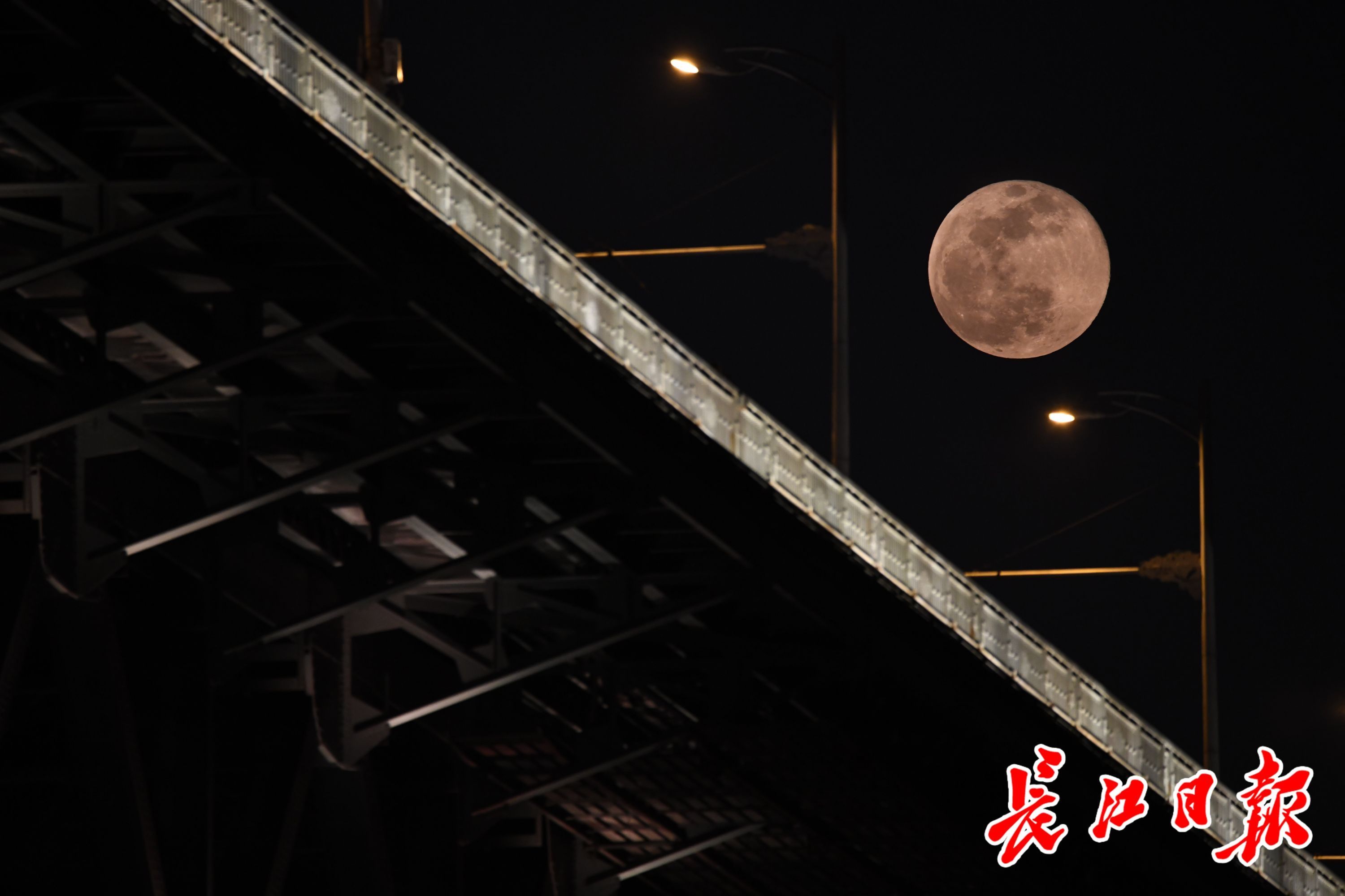 行摄武汉 2021年首轮超级月亮   a346