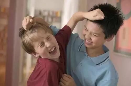 哥哥|哥哥亲近刚出生的妹妹,妹妹就莫名哭泣,妈妈打开襁褓脸都变白了