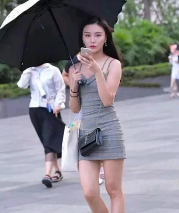 街拍:倾城倾国的小姐姐,一条红色的连衣裙,时尚女神魅力