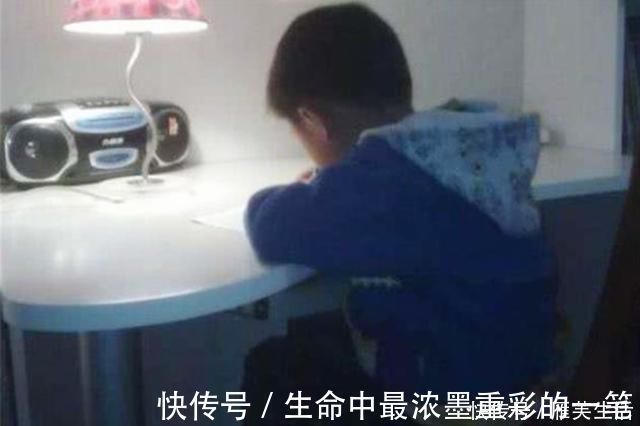 老师布置|儿子写作业到凌晨,爸爸过去一看直接撕作业本:别写了,毫无意义