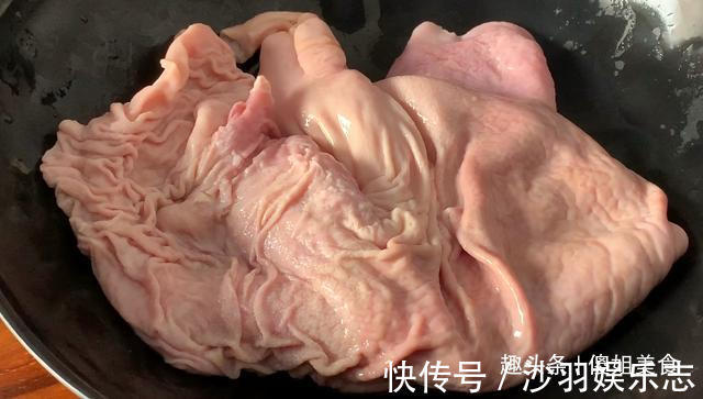 清洗猪肚时,加盐加碱都是大错特错!用“它”洗,又快又干净