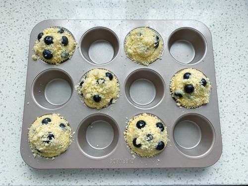 美味|10分钟搞定,爆浆蓝莓麦芬蛋糕,外酥里软又美味,秒杀蛋糕店