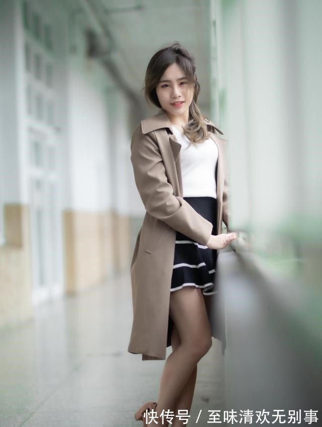 知性 温柔纯洁的白色针织衫搭配深蓝色高腰A字裙,简约干练又知性优雅!