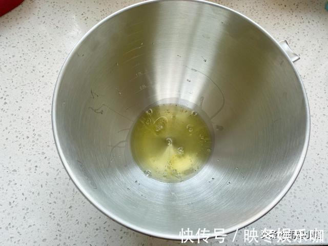 酸奶|轻如云朵的酸奶蛋糕，做法简单又好吃，比豆腐还嫩比戚风好做
