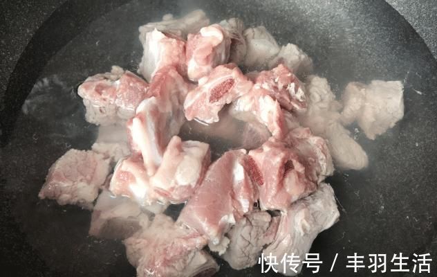 浸泡|炖排骨汤，不要只会焯水，做好3点，排骨香软好吃，汤汁鲜美