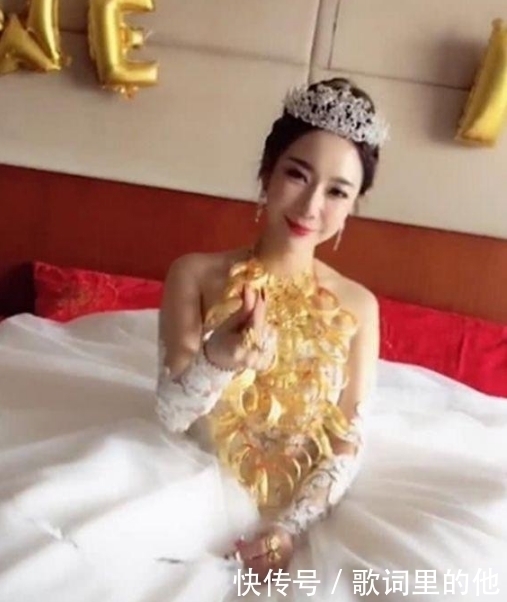 “土豪新娘”走红，看到身上的金项链后，网友：家里开金店的？