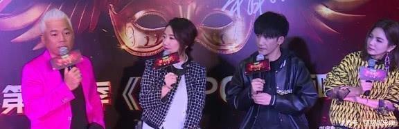 万物生 蒙面唱将最无辜的歌手,演唱时观众评委不理会,摘下面具全场失控