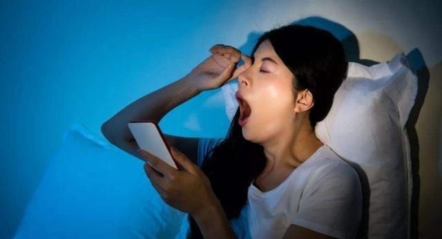 孕妈妈|孕妈妈玩手机没问题,但有4种做法尽量别做,会伤害到孩子的健康