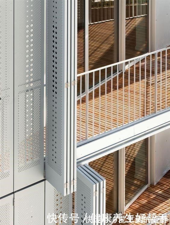 找到你|打开是阳台,关上就是一面墙,外国小区整栋楼装隐形阳台太漂亮了!