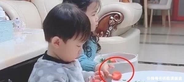 姐姐|二胎弟弟主动喂姐姐吃草莓,画面实在太暖心,网友:又骗我生娃