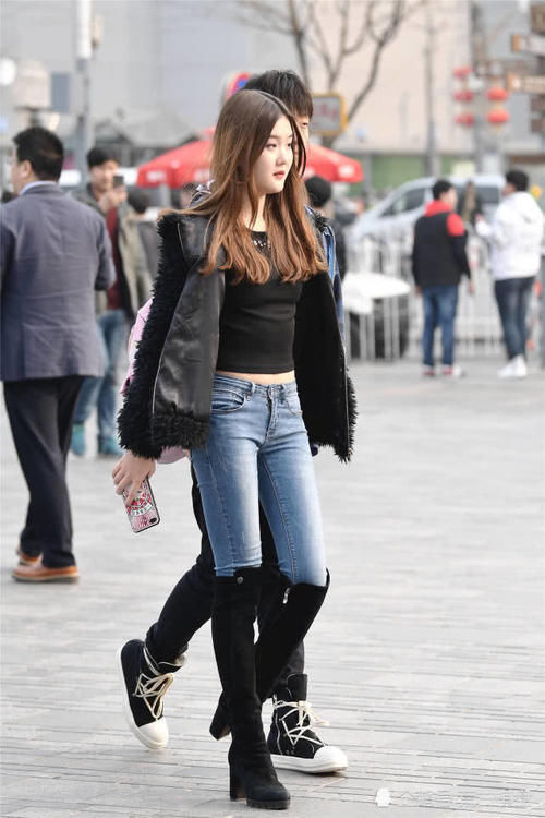 紧身牛仔裤搭配过膝靴,要选择高跟款式更好看,衬托出精致时尚