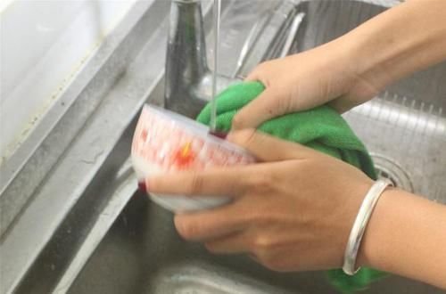洗碗、炒菜时犯的错,可能让癌症主动找上门,得抓紧改