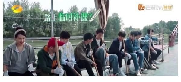 两人|《向往的生活》张子枫对梁靖康说的第一句话，尽显两人关系，难怪黄磊想要打他