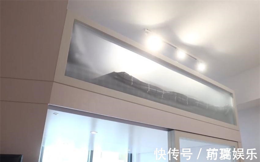 收纳|小两口买下21㎡婚房,巴掌大的家挤出“双客厅”,生活去繁从简