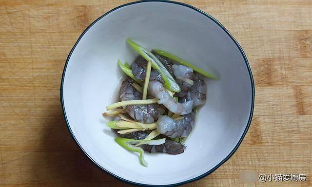 鸡蛋豆腐蒸虾仁，制作方法简单，营养好吃可口，老人小孩都喜欢吃