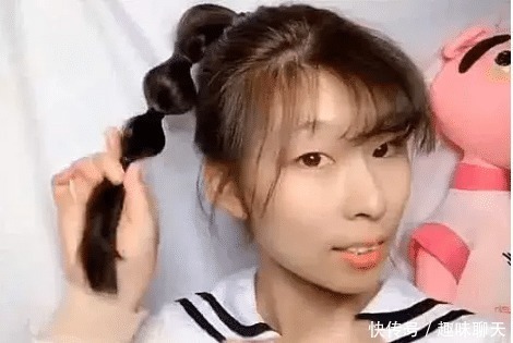 低马尾被说像“土妞”,最近流行这样扎,“土妞”也能变网红!