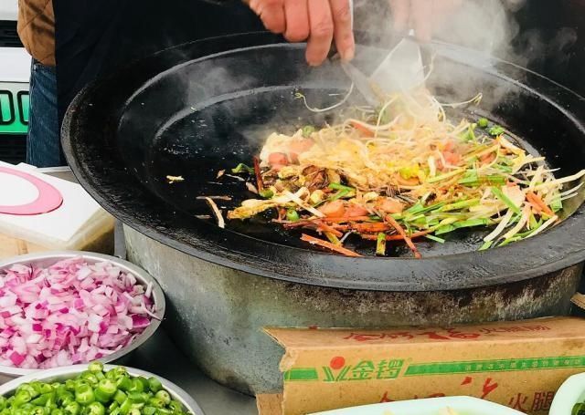 徐州|大妈摆摊做菜煎饼，一出摊就被人围住，七元一张三十种蔬菜随便卷