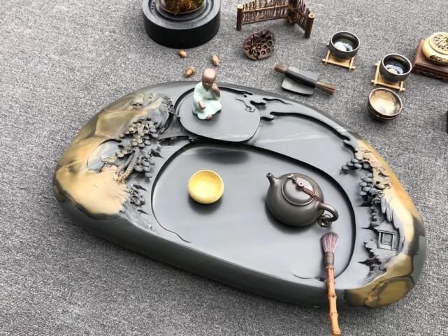 远景！籽料+金皮包裹的石头，用刀刻上山水画后，还能做成这样的茶盘？
