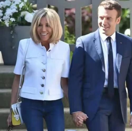 法国夫人太温柔！卫衣搭长裤简约风，亲小25岁老公额头像亲小孩