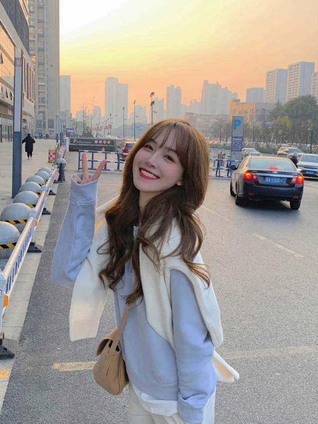 穿搭 秋冬不建议单穿卫衣,可以试试这3种搭配方法,比单穿还高级时髦