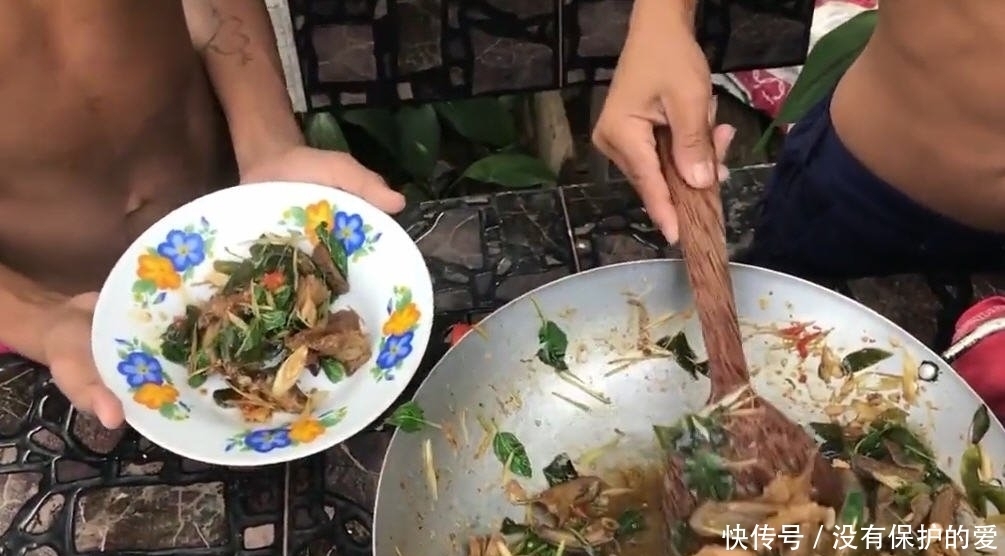 两个小孩子,自己做美食,材料竟然是
