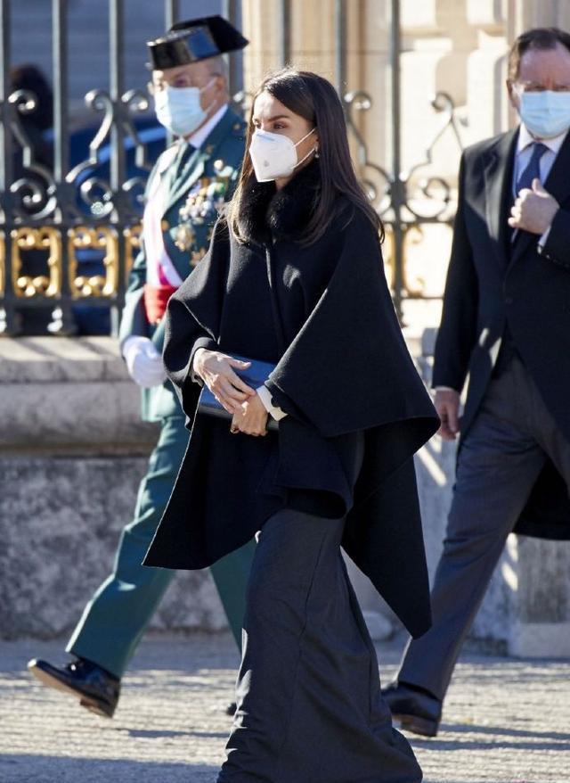 莱蒂齐亚穿黑色斗篷搭灰色裙子, 优雅迷人, 长发飘飘很有淑女范