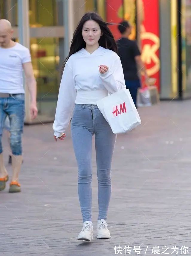 运动衫 时尚气息，白色短款卫衣，营造出一种年轻时尚的感觉