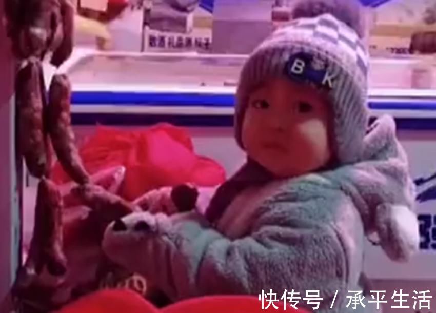 萌娃|萌娃趁妈妈结账啃菜市场腊肠，边啃边疯狂点头火了，网友：干饭人