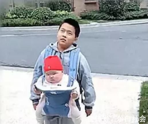 哥哥|兄妹相差12岁,哥哥抱妹妹出行一脸无奈:比我上学的书包重多了
