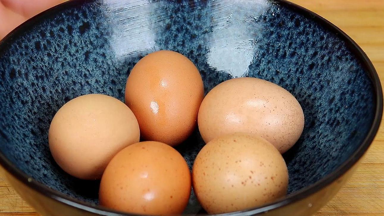 鸡蛋别再炒着吃了，教你独特的做法，个个酥脆鼓大泡，特别好吃