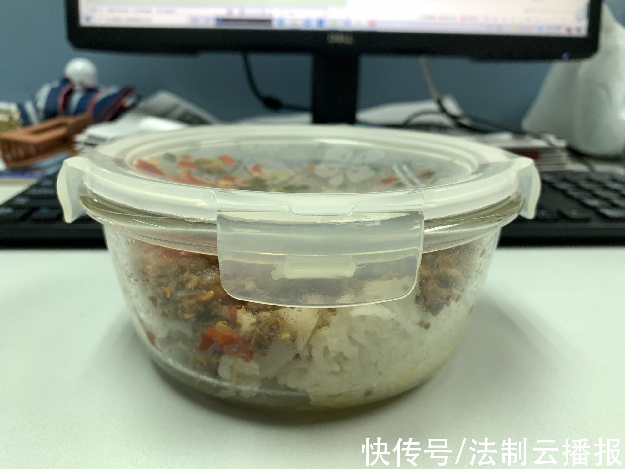 大型社死现场!长沙女生用微波炉热饭忘打开盖子，3分钟后，她失去了这顿午餐