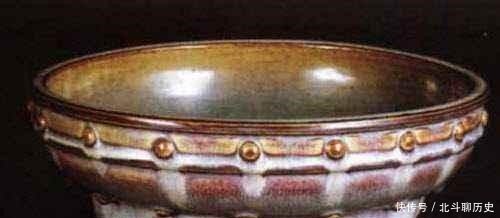 收藏家|老农干活时捡到一个“烟灰缸”,收藏家用4块钱换走,卖了180万