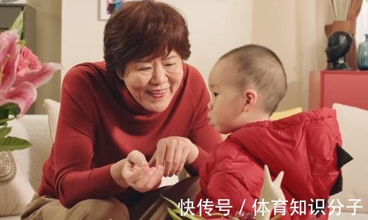 中国女排|昔日第一女神看望郎导,小可爱亲吻郎平,郎平笑开了花,其乐融融