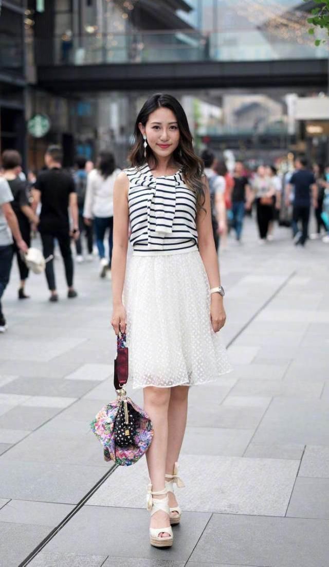 简洁大气的裙装美丽多姿，穿着休闲又不失气质感，美美哒
