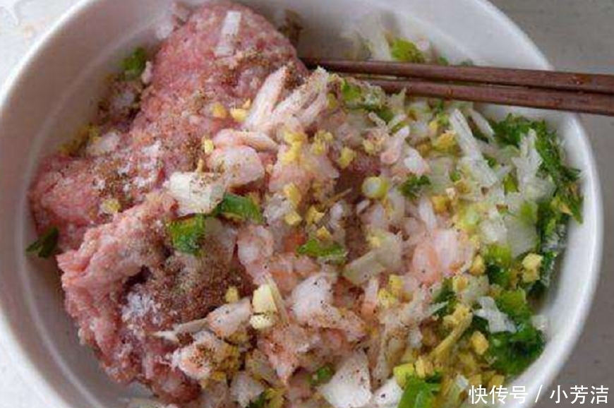 难怪|拌饺子馅时,先加水还是油?老厨娘说漏嘴:很多人做错,难怪水多