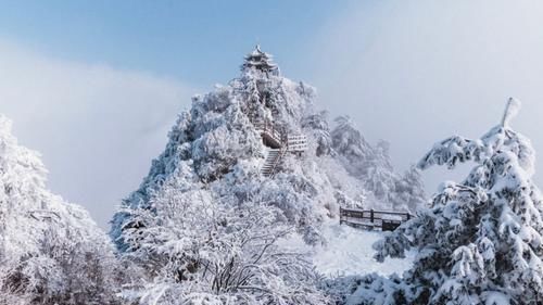 全球黄金最多的山顶下雪后就成了“云顶天宫”，是老子得道之地