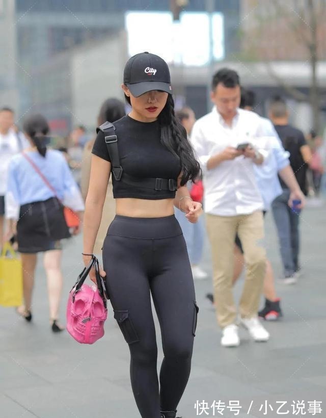 短款 清爽穿搭非瑜伽裤莫属,搭配方面更是彰显个性,气质凸显!