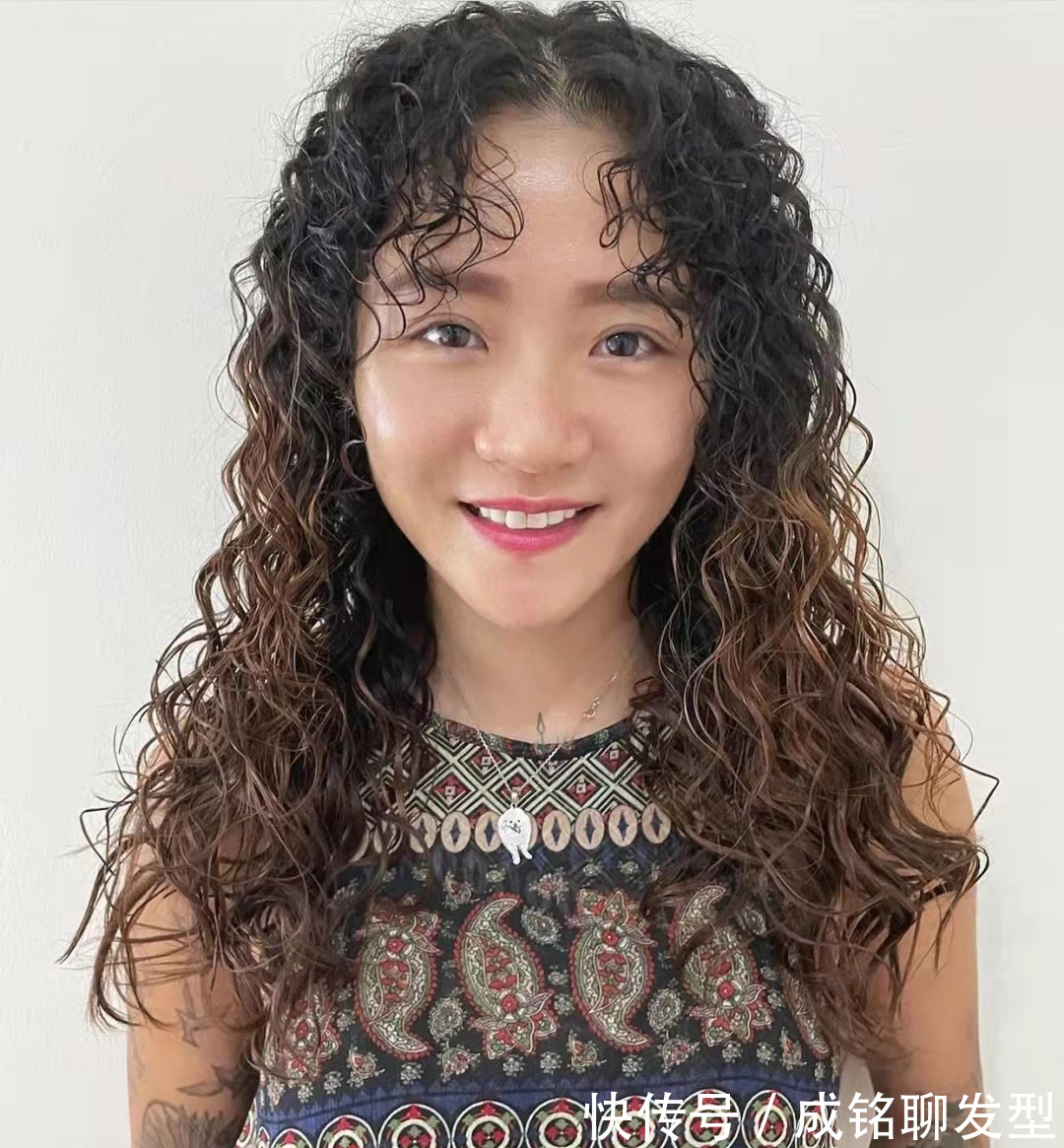 卷形|别再烫大波浪了,今年流行“法式羊毛卷”,显发量又小颜,超洋气