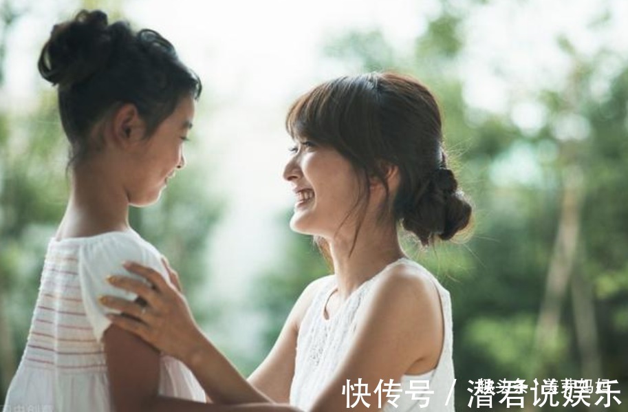 父母|妈妈你为什么有“小翅膀”孩子洗澡时好奇提问，母亲这么回答