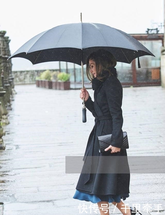 色大衣|被西班牙王后美到了,一袭格纹裙搭配大衣气场开挂,优雅又高级