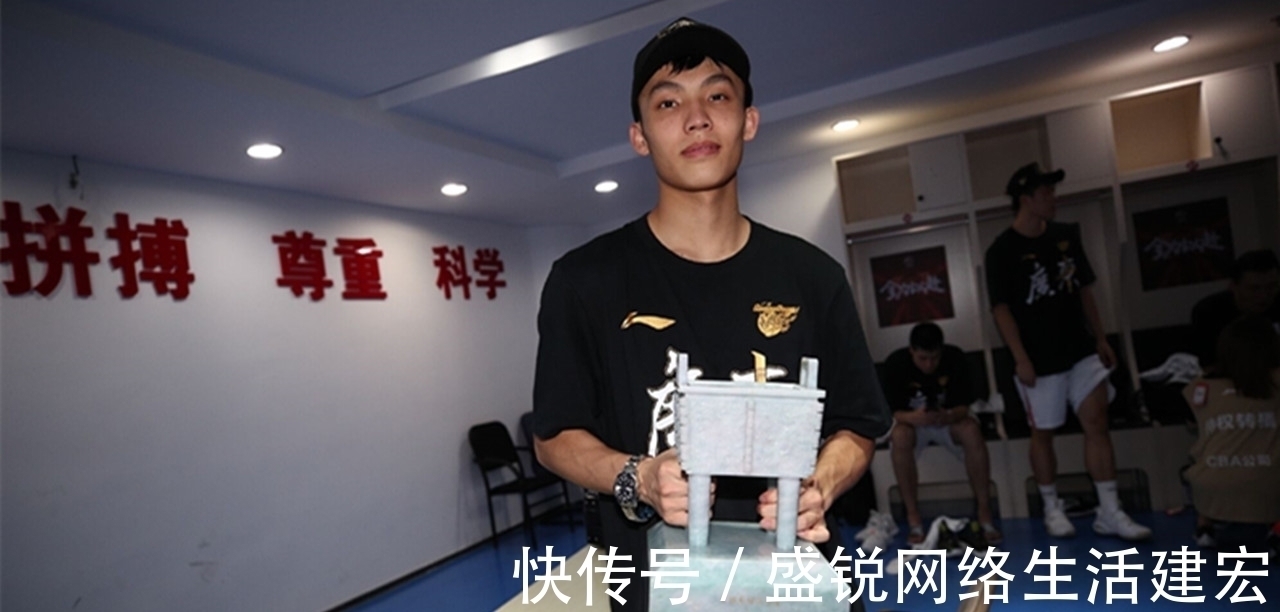 后衛(wèi)|男籃徐杰收獲愛情，女朋友比自己還高，會(huì)像劉曉宇重蹈覆轍嗎？