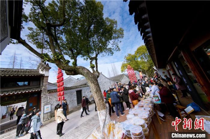 中薪|每逢佳节胖三斤 浙江千年古县城闹新春传统美食受追捧